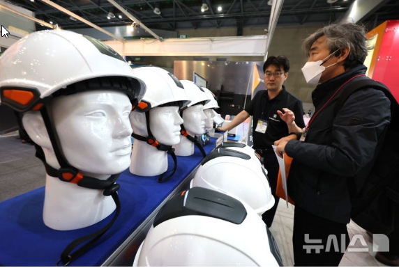 [Newsis] Espectadores observando el casco de seguridad inteligente TUG...