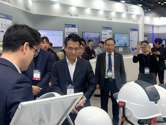 스마트건설·안전·AI 엑스포 전시회에서 스마트안전모 TUGU 큰 호응